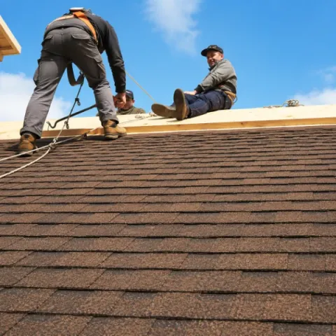 Artisan couvreur Saint-Morillon réalisant la pose d'une toiture en tuiles