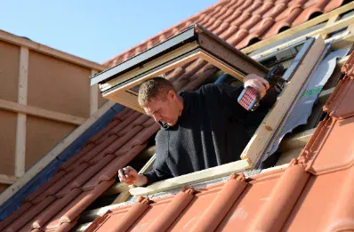 Pose de fenêtre de toit et velux par un couvreur à Saint-Morillon